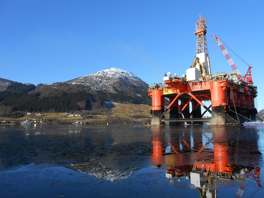 Semi-submersible drilling vessel