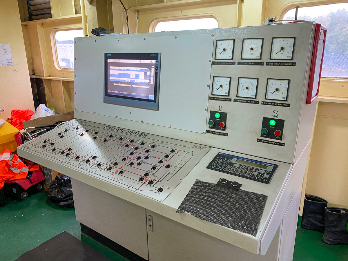 Upgraded ballast-system control console