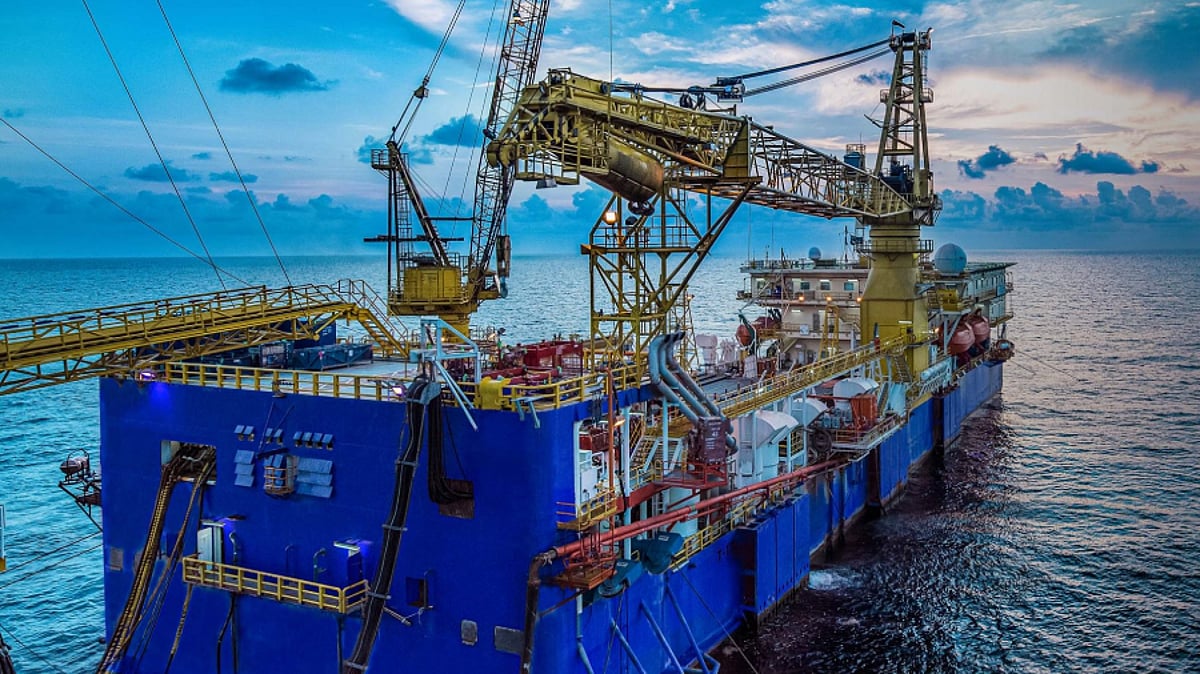 Sapura T-17 tender-assist drilling rig at sea